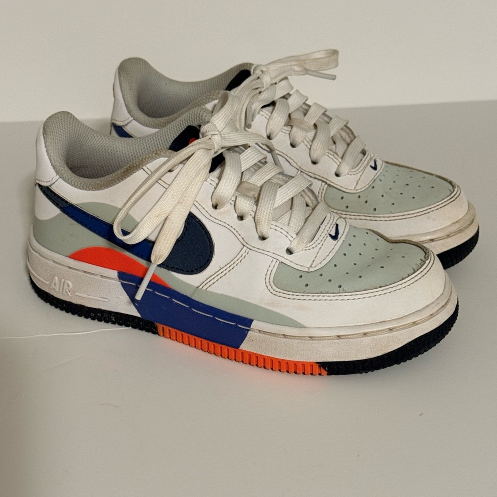 Nike Kids Low-Top Sneakers in White, Navy & Orange